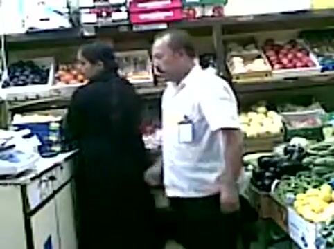 رجل تركي يجبر مشترية عربية على ارضائه جنسيا مقابل بعض المال